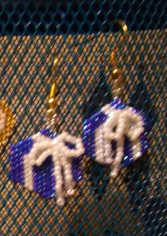Present box earrings with bow
